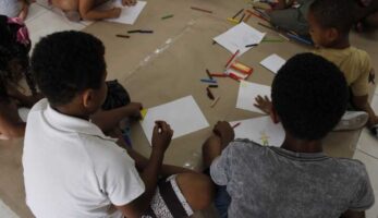 Arte como Reflexão e Refúgio: entretenimento e conscientização na vida de famílias em vulnerabilidade